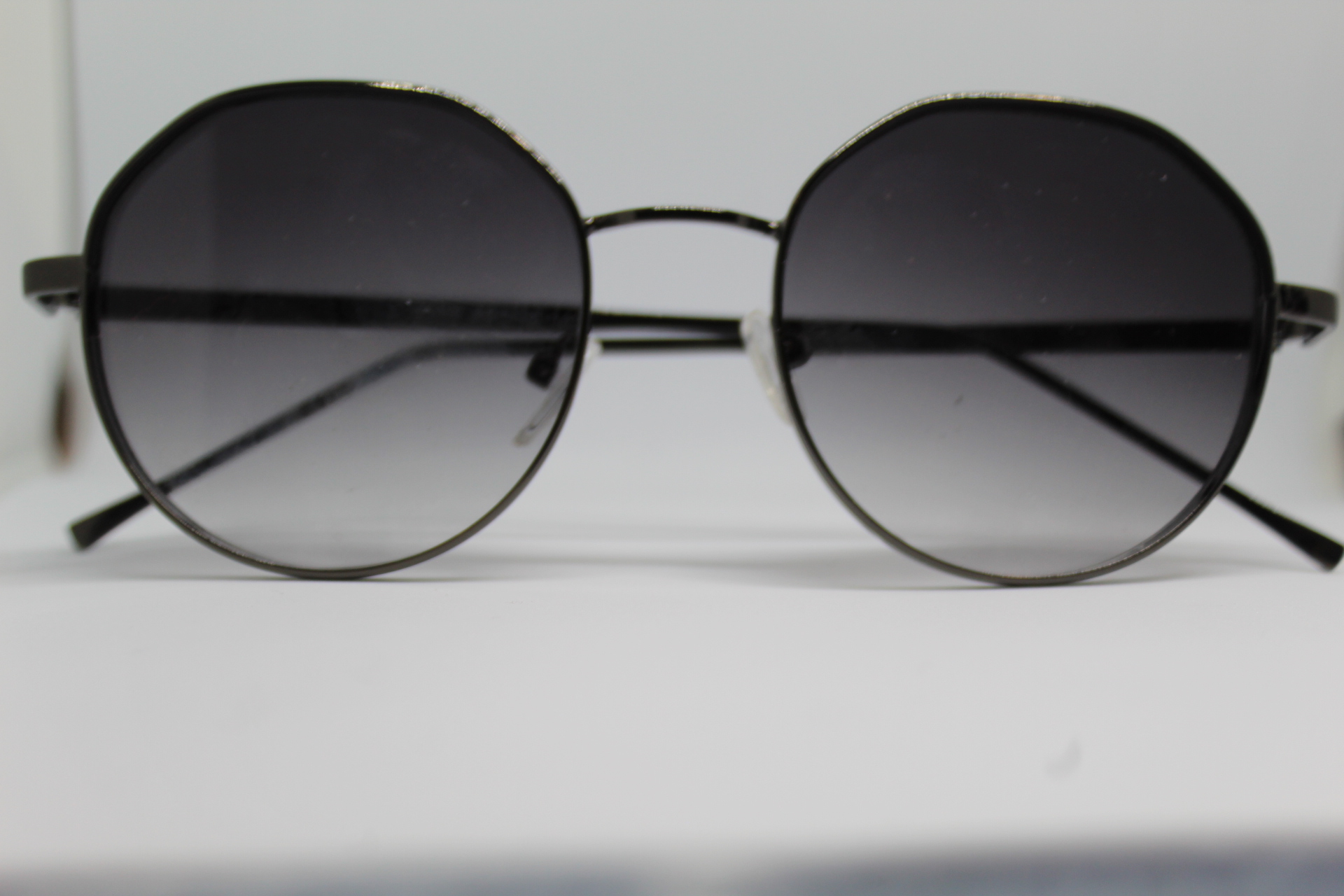 Round Black Metal Sunglasses